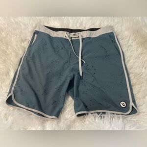 Vuori Men’s Cruise Boardshorts In Steel Blue Splatter. Style V314. Size 34